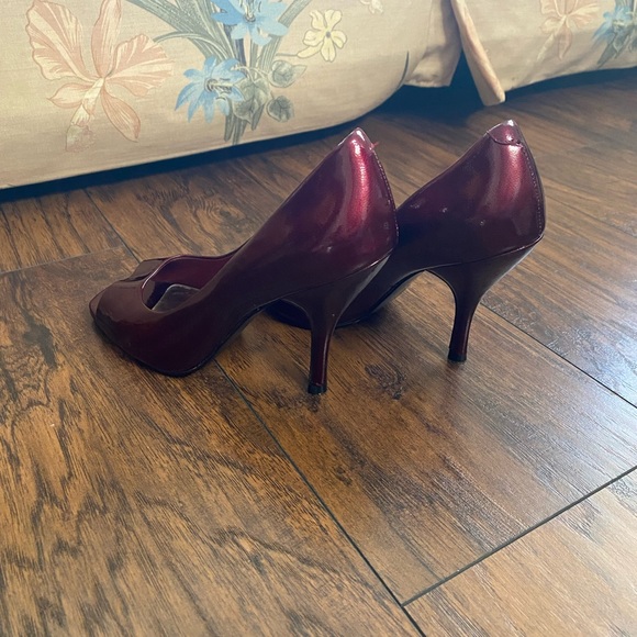 BCBG burgundy heels - Picture 4 of 7